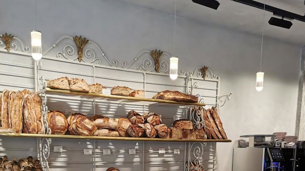 L’alignement des produits et le rangement soigné donnent immédiatement une impression de qualité de la maison et le soin apporté aux produits, comme chez Leonie Baker (Paris 17e).